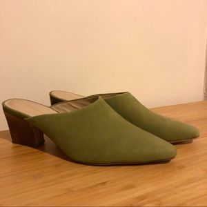 Intentionally Blank Green Suede Close toe heel